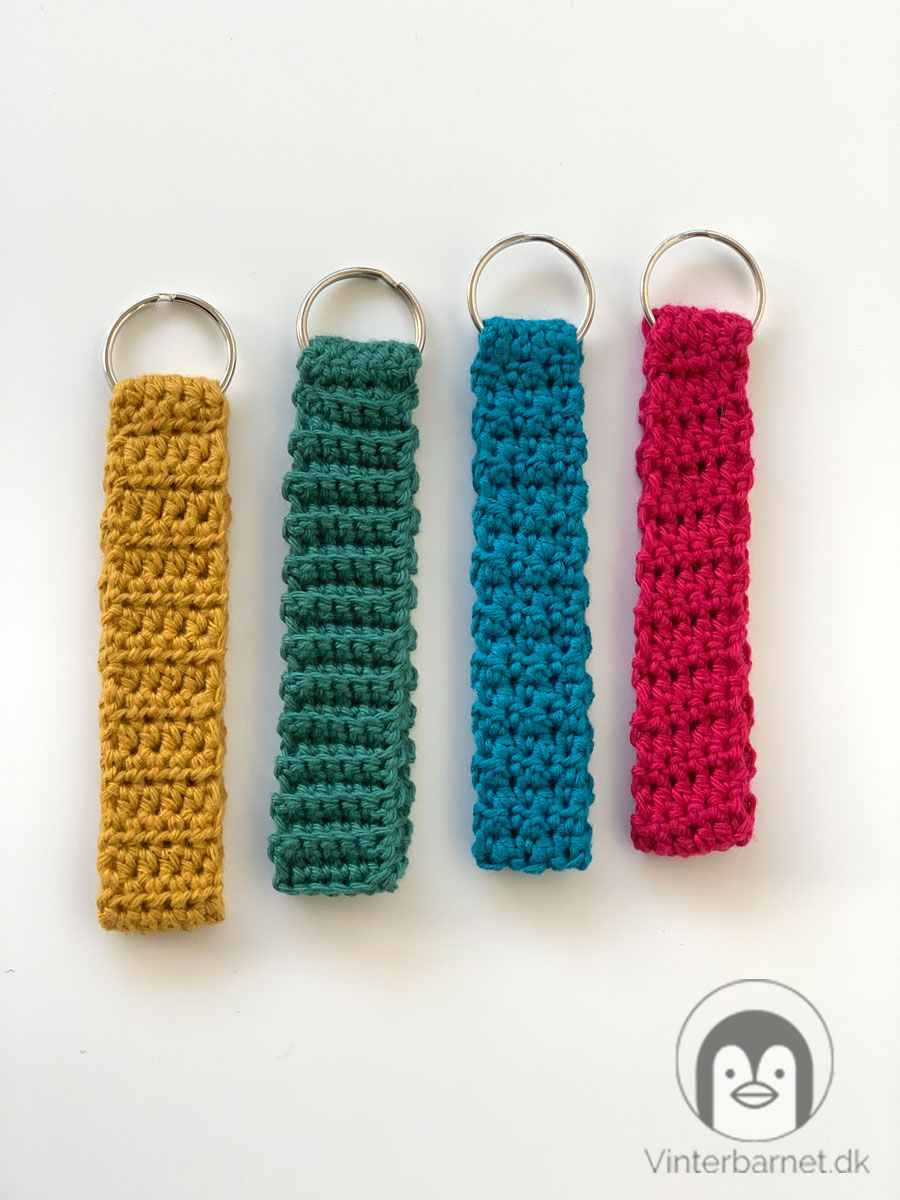 Fire forskellige hæklede nøglerings stropper. Hæklet i gult, grønt, blåt og pink bomuldsgarn.