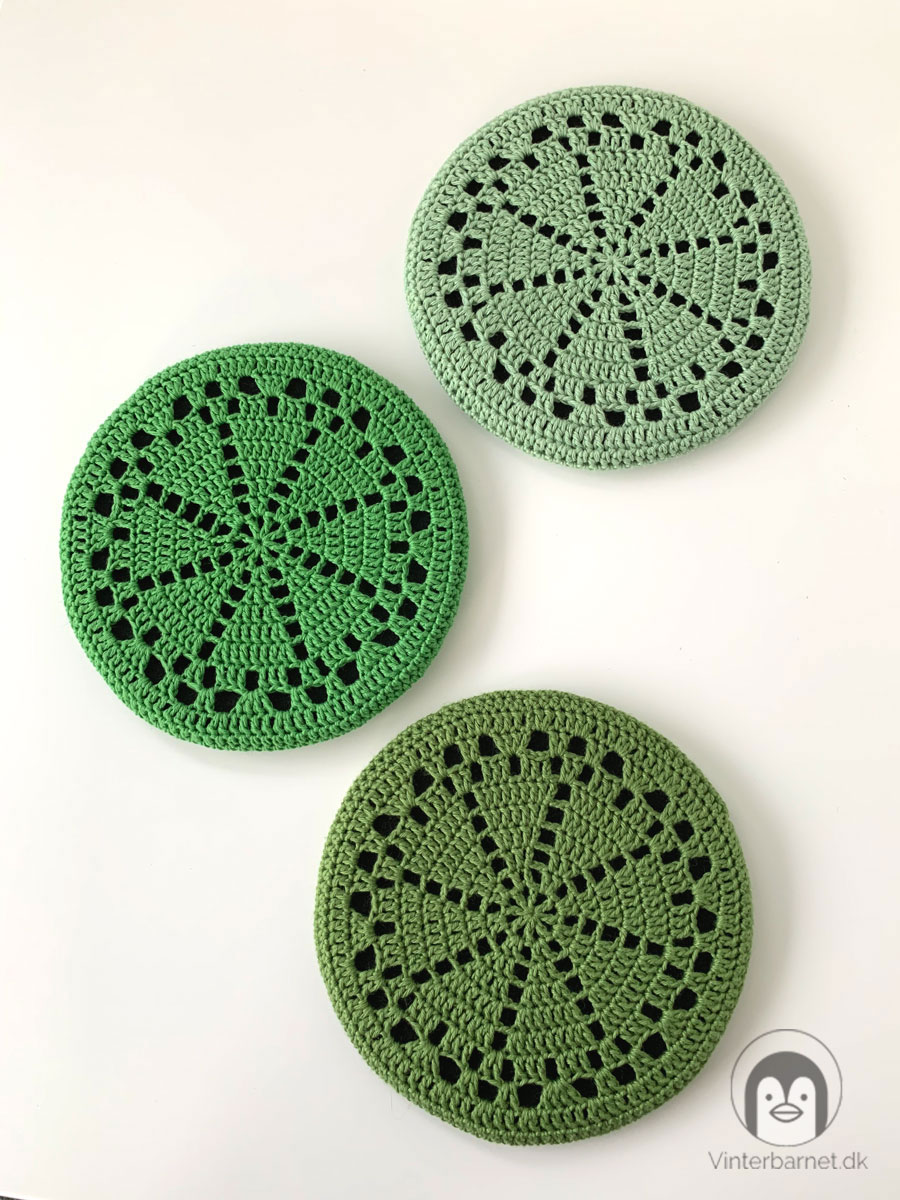3 grønne, hæklede bordskåner. Bordskånerne er hæklet i et hjerte agtigt mønster.