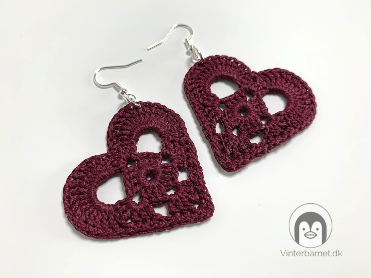 Et par bodo lilla hjerte øreringe. Hæklet i tyndt bomuldsgarn og med sølv ørebøjler sat fast i den ene hjertebue.