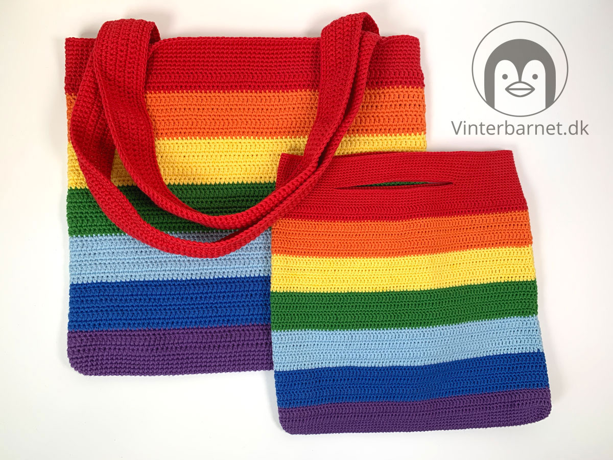 2 hæklet regnbue taske, hæklede i forskellige størrelser, den lille er med hanke den store har stropper.
